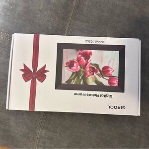 GIROOL Digital Picture Frame with Red Tulip Design